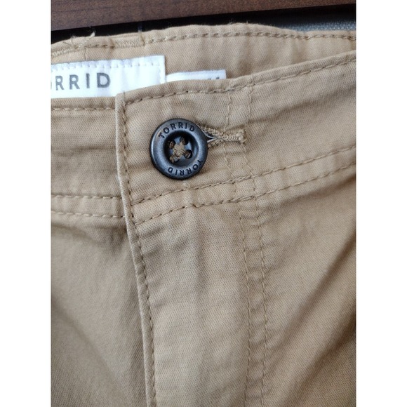 Torrid Pants Women's Size 10 Khaki Beige Tan Belted Tie Front Utility Capris - Picture 9 of 9